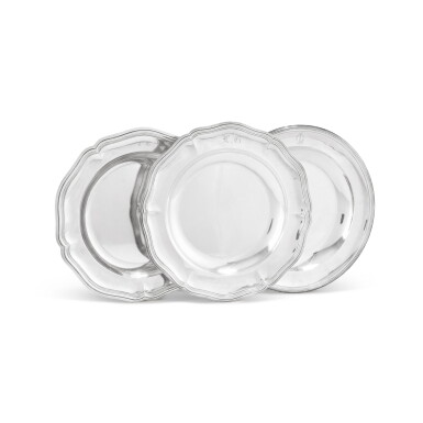 View full screen - View 1 of Lot 427. Three circular silver dishes, one pair, Odiot, Paris, circa 1880, the last one, Jean-Baptiste-Simon Lefranc, Paris, 1819-1838 | Lot de trois plats ronds creux, deux par Odiot, Paris, vers 1880 et un par Jean-Baptiste-Simon Lefranc, Paris, 1819-1838.