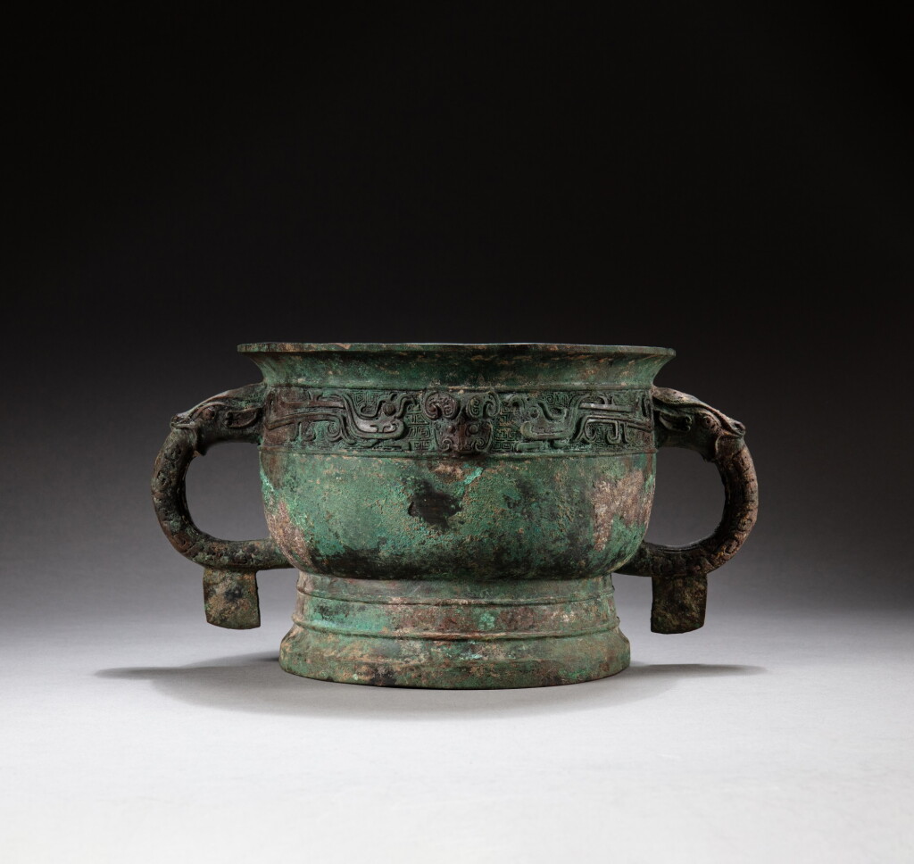 Voir en plein écran - Voir 1 du lot 81. A rare inscribed archaic bronze food vessel, gui Western Zhou dynasty | 西周 青銅簋.