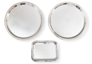View full screen - View 1 of Lot 1055. A set of three silver-plated trays monogrammed KL, Christofle, modern Lot de trois plateaux en métal argenté chiffrés KL par Christofle, moderne.
