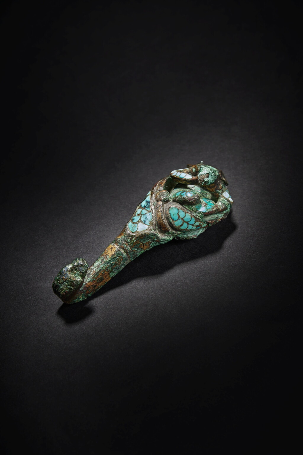 全萤幕检视 - 查看246A rare turquoise-inlaid gilt-bronze 'bear' belt hook, Eastern Zhou dynasty, Warring States period的1