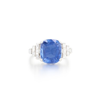 View full screen - View 1 of Lot 720. Bague saphir et diamants | Sapphire and diamond ring.