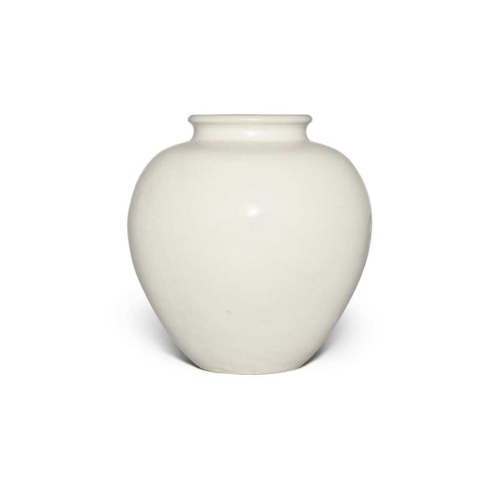 View full screen - View 1 of Lot 98. A white-glazed pottery ovoid jar, Tang dynasty | 唐 白釉罐.