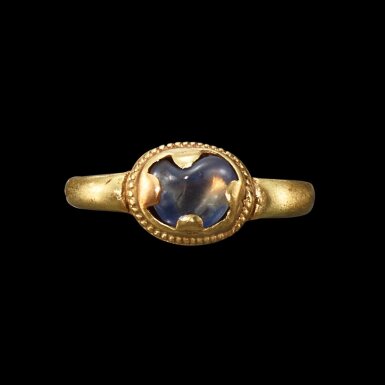 View full screen - View 1 of Lot 1076. A solid gold and light blue sapphire ring Java, Indonesia, 7th - 12th century | 印尼爪哇 七至十二世紀 金嵌藍寶石戒指.