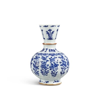 View full screen - View 1 of Lot 571. A blue and white fluted 'floral' hookah base, Qing dynasty, Kangxi period | 清康熙 青花花卉紋水煙座.