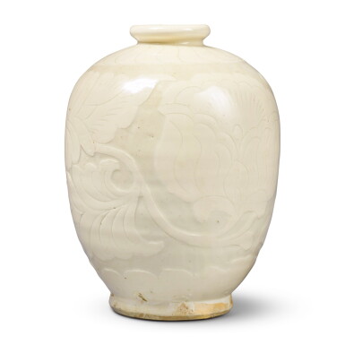 View full screen - View 1 of Lot 160. A rare 'Cizhou' white-glazed sgraffiato 'peony' vase, Northern Song / Jin dynasty | 北宋 / 金 磁州窰白釉剔纏枝牡丹紋瓶.
