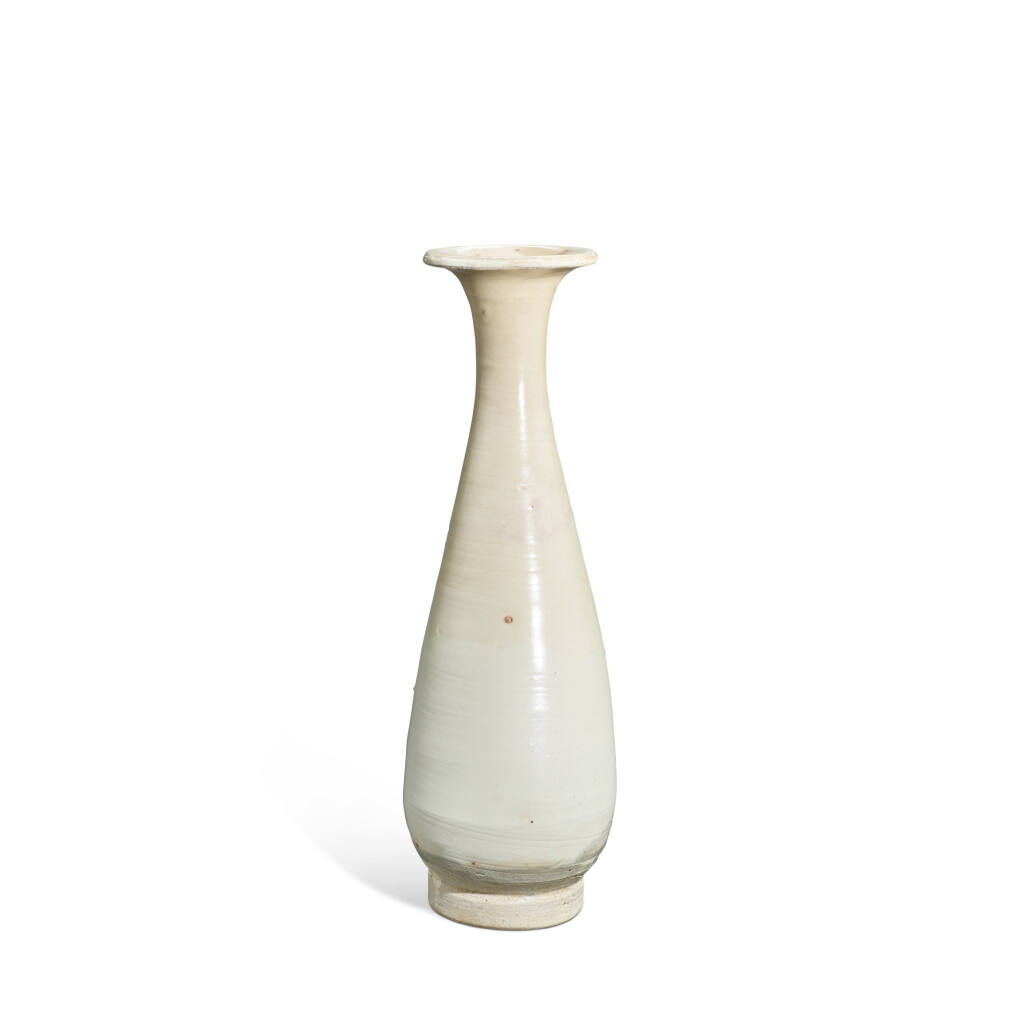 View full screen - View 1 of Lot 5605. A white-glazed vase, yuhuchunping, Five dynasties - Northern Song dynasty | 五代至北宋 白釉玉壺春瓶.