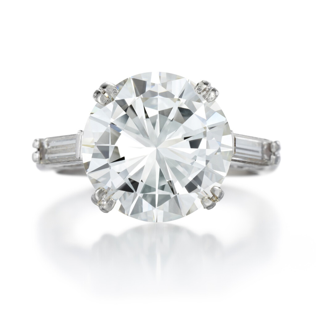 View full screen - View 1 of Lot 306. Diamond ring.