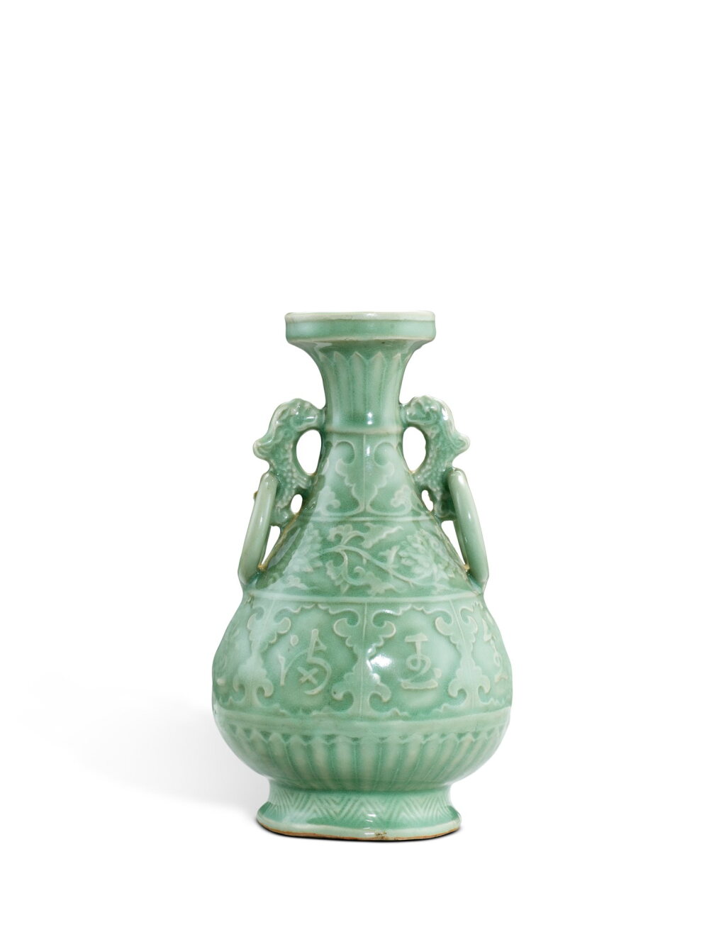 全萤幕检视 - 查看3670An inscribed moulded Longquan celadon 'peony' handled-vase, Yuan - Ming dynasty | 元至明 龍泉窰青釉印花金玉滿堂龍耳銜環盤口瓶的1