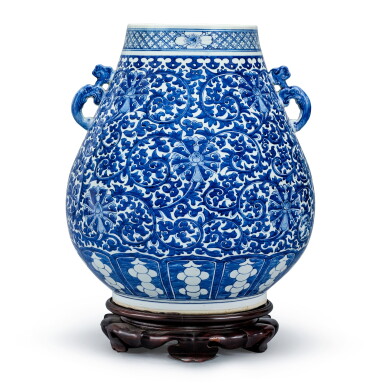 View full screen - View 1 of Lot 376. A large blue and white 'lotus' vase, hu Qing dynasty, 18th - 19th century | 清十八至十九世紀 青花纏枝蓮紋龍耳尊 《大清乾隆年製》款.