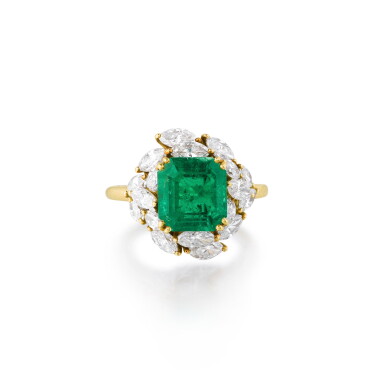 View full screen - View 1 of Lot 112. Bague émeraude et diamants | Emerald and diamond ring.