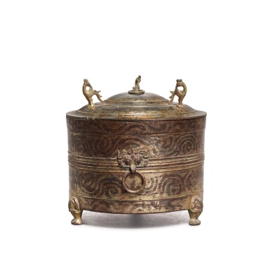 View full screen - View 1 of Lot 1055. A painted gilt-bronze tripod 'dragon' ritual food vessel and cover, zun, Western Han dynasty | 西漢 銅鎏金彩繪龍紋熊足樽.