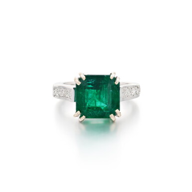 View full screen - View 1 of Lot 249. Bague émeraude et diamants | Emerald and diamond ring.