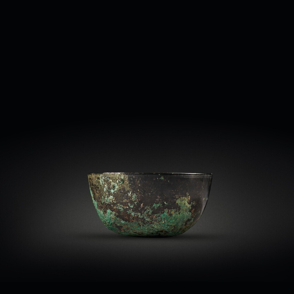 View full screen - View 1 of Lot 516. A rare inscribed bronze bowl, Tang dynasty | 唐 銅弦紋盌.