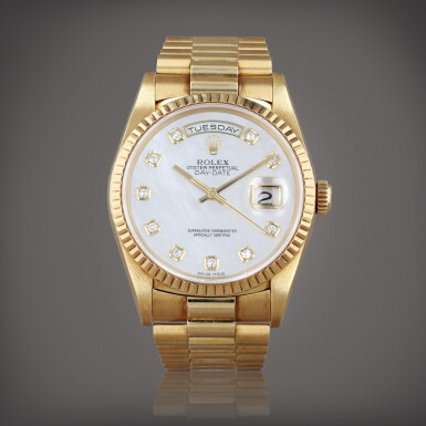 View full screen - View 1 of Lot 417. Montre bracelet en or jaune avec index diamant et cadran nacre, jour et date | Yellow gold wristwatch with diamond indexes and mother-of-pearl dial, day, date and bracelet Vers 1993 | Circa 1993.