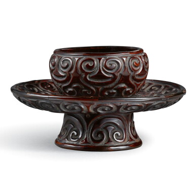 全螢幕檢視 - 查看50A BLACK 'TIXI' LACQUER CUP STAND MING DYNASTY | 明 烏面剔犀盞托的1