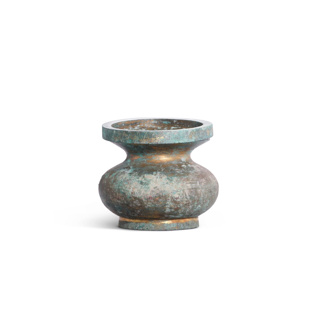 Voir en plein écran - Voir 1 du lot 774. A small gilt-bronze spittoon, tuohu, Han dynasty - Six dynasties | 漢至六朝 銅鎏金盤口唾壺.