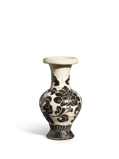 View full screen - View 1 of Lot 2091. A rare Cizhou sgraffiato 'peony' vase, Northern Song dynasty | 北宋 磁州白地剔黑彩牡丹紋撇口瓶.