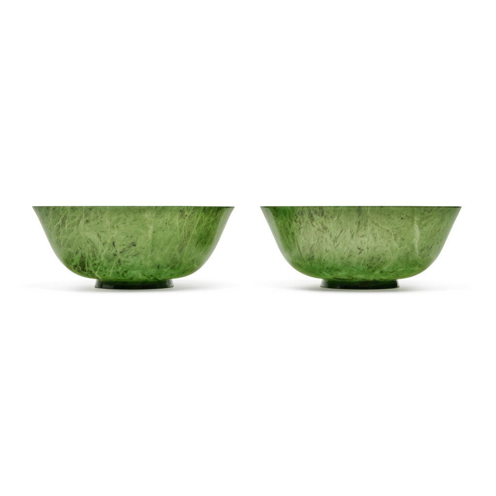 View full screen - View 1 of Lot 650. A pair of spinach-green jade bowls, 19th / 20th century | 十九 / 二十世紀 碧玉盌一對.