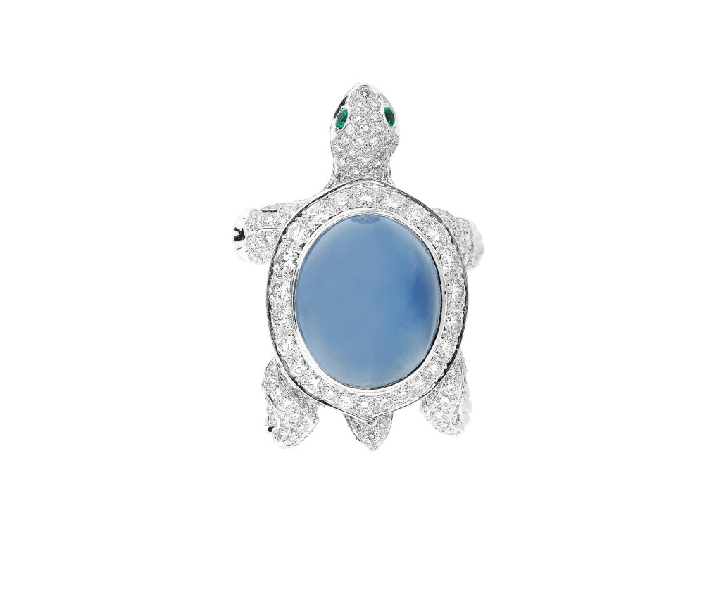 View full screen - View 1 of Lot 237. Broche calcédoine, tsavorites et diamants | Chalcedony, tsavorite and diamond brooch.