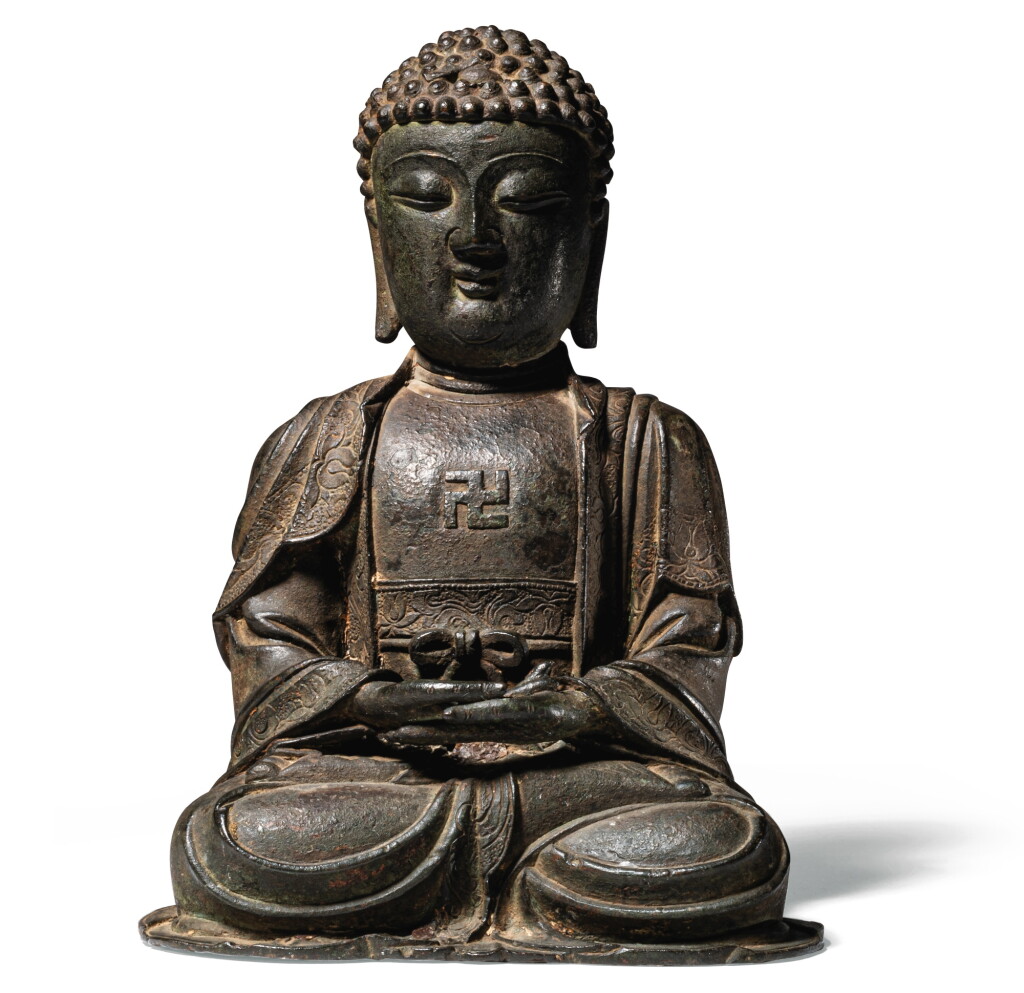 View full screen - View 1 of Lot 24. STATUE DE BOUDDHA EN BRONZE PATINÉ DYNASTIE MING | 明 銅佛坐像 | A bronze figure of Buddha, Ming Dynasty.