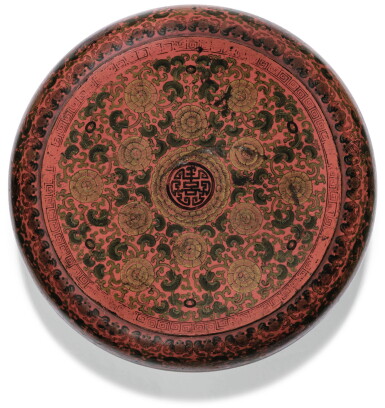 View full screen - View 1 of Lot 113. BOÎTE COUVERTE EN LAQUE PEINTE DYNASTIE QING, ÉPOQUE KANGXI | 清康熙 朱漆彩繪花卉紋「喜」字圓蓋盒 | A painted lacquer box and cover, Qing Dynasty, Kangxi period.
