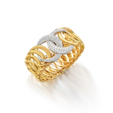 View full screen - View 1 of Lot 92. Verdura | Gold and Diamond 'Double Crescent' Bracelet 黃金鑲鑽石「Double Crescent」手鏈.