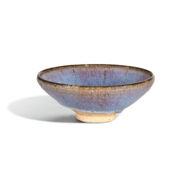 View full screen - View 1 of Lot 368. A LARGE 'JUN' BOWL JIN DYNASTY | 金 鈞窰藍釉盌.