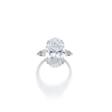 View full screen - View 1 of Lot 585. Diamond ring.