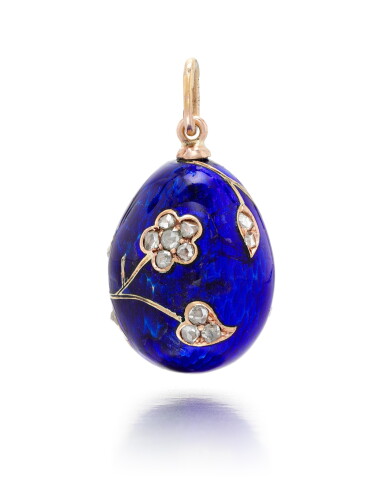 View full screen - View 1 of Lot 42. A FABERGÉ JEWELLED GOLD-MOUNTED ENAMEL EGG PENDANT, WORKMASTER AUGUST HOLLMING, ST PETERSBURG, 1899-1903.