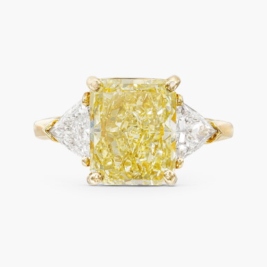 View full screen - View 1 of Lot 1229. Fancy Yellow Diamond and Diamond Ring | 3.84克拉 彩黄色鑽石 配 鑽石 戒指.