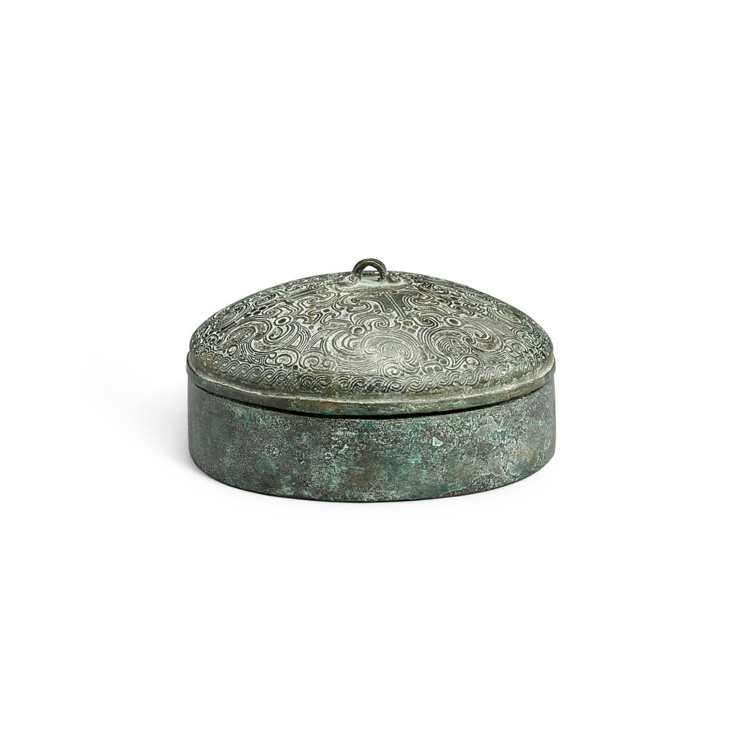 View full screen - View 1 of Lot 507. A bronze Chu culture 'pheonix' box and cover, Eastern Zhou dynasty, Spring and Autumn period 東周春秋 青銅楚文化鳳紋蓋盒.
