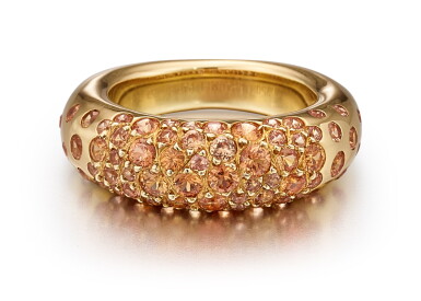 Voir en plein écran - Voir 1 du lot 1076. CHAUMET | 'GRAIN DE CAVIAR' COLOURED SAPPHIRE RING | 尚美 'Grain de Caviar' 彩色剛玉戒指.