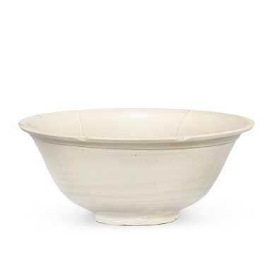View full screen - View 1 of Lot 302. A DINGYAO LOBED BOWL NORTHERN SONG DYNASTY | 北宋 定窰白釉葵口盌.