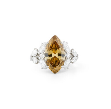 View full screen - View 1 of Lot 52. Bague diamant Fancy Deep Brown-Yellow et diamants | Fancy Deep Brown-Yellow diamond and diamond ring.