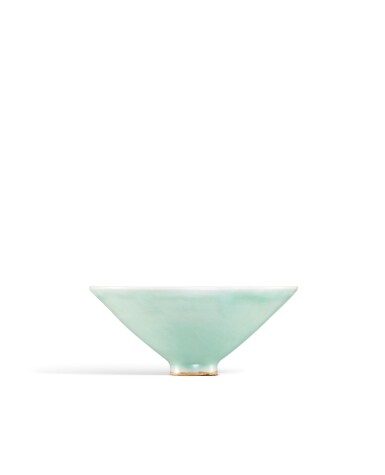 View full screen - View 1 of Lot 2522. A fine heirloom Longquan celadon conical bowl, Southern Song dynasty | 南宋 龍泉青釉笠式盌.