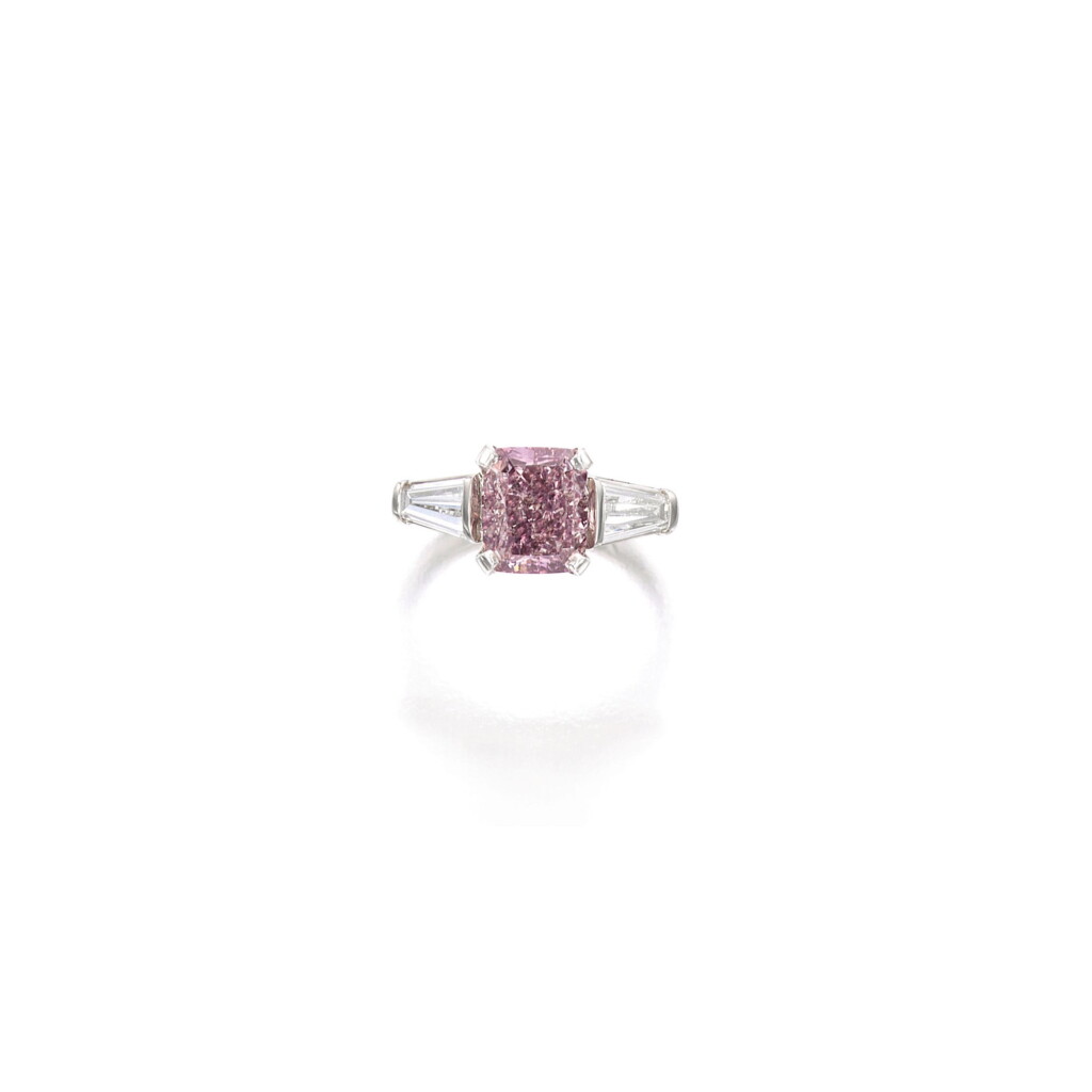 View full screen - View 1 of Lot 1658. VAN CLEEF & ARPELS | FANCY DEEP PURPLE-PINK DIAMOND AND DIAMOND RING 梵克雅寶 | 2.59卡拉 方形 深彩紫粉紅色 VS2淨度 鑽石 配 鑽石 戒指.