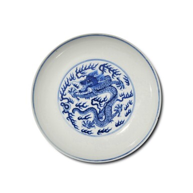 View full screen - View 1 of Lot 912. A blue and white 'dragon' dish, Seal mark and period of Qianlong | 清乾隆 青花雲龍趕珠紋盤 《大清乾隆年製》款.