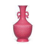 A puce-enameled handled vase, Late Qing dynasty / Republic period | 清末 / 民國 胭脂紅釉雙耳瓶