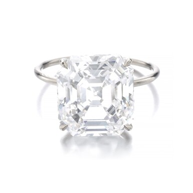 View full screen - View 1 of Lot 1013. Fine diamond ring.