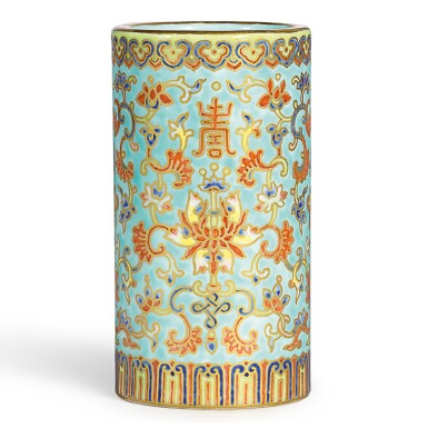 View full screen - View 1 of Lot 3633. A TURQUOISE-GROUND FAMILLE-ROSE AND GILT BRUSHPOT SEAL MARK AND PERIOD OF DAOGUANG | 清道光 粉彩松綠地描金福壽同慶紋筆筒 《大清道光年製》款.