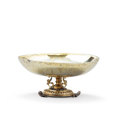 Voir en plein écran - Voir 1 du lot 128. A small silver-gilt circular cup, Nicolaus Hieronymus Höffler, Nurnberg, circa 1685 | Petite coupe ronde en vermeil par Nicolaus Hieronymus Höffler, Nuremberg, vers 1685.