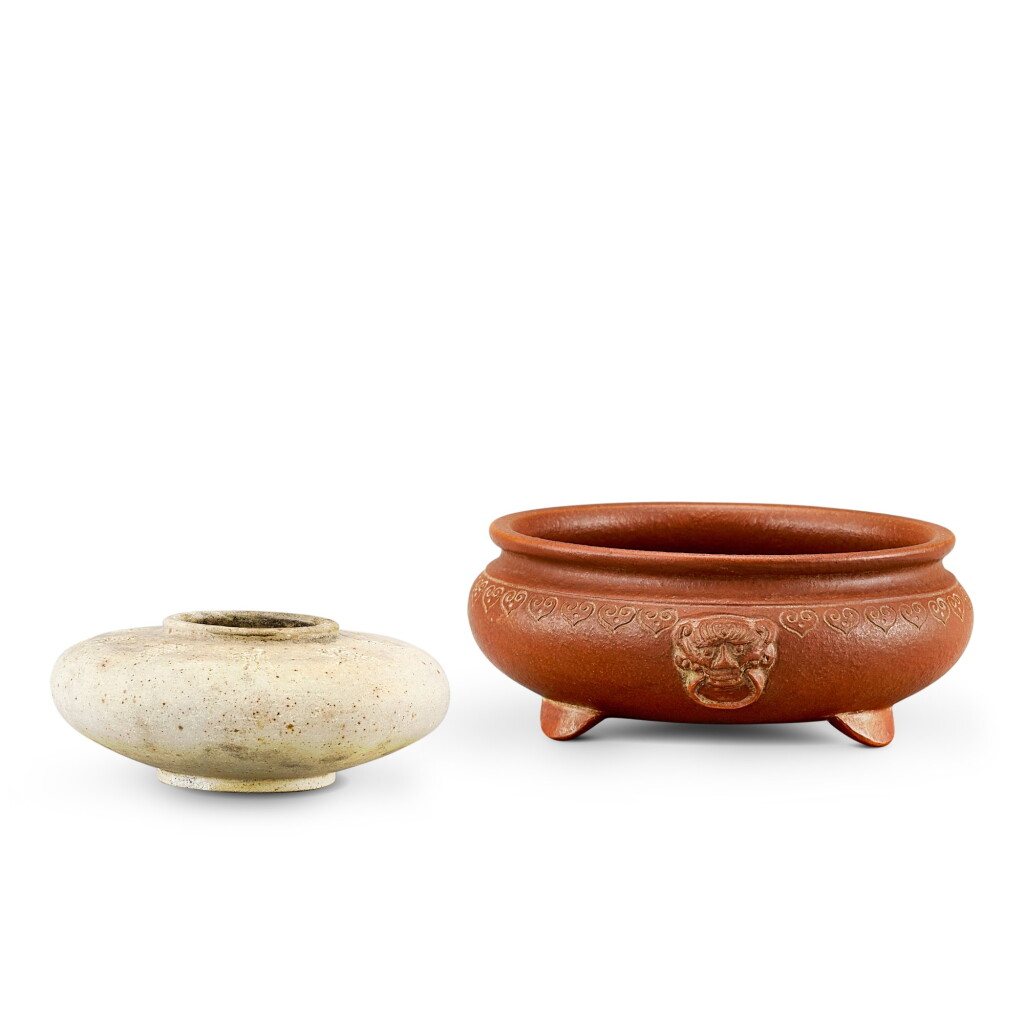 View full screen - View 1 of Lot 340. A YIXING TRIPOD CENSER, BY WU DESHENG, EARLY 20TH CENTURY AND AN INSCRIBED STONEWARE WATERPOT, LATE QING DYNASTY | 二十世紀初 吳德盛製紫砂三足香爐 清末 陶製詩文水盂.