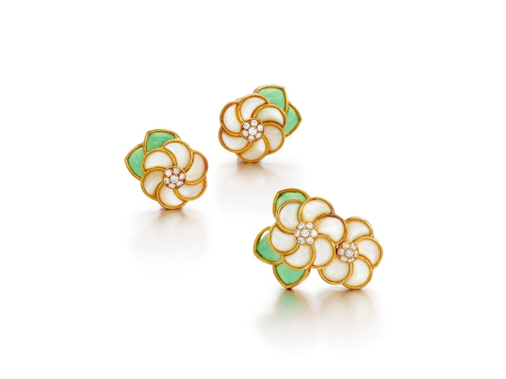 View full screen - View 1 of Lot 1614. Mother-of-Pearl, Chalcedony and Diamond Demi-Parure | 梵克雅寶 | 貝母 配 玉髓 及 鑽石 耳環及胸針套裝.