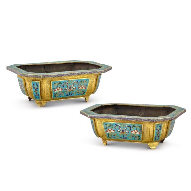 View full screen - View 1 of Lot 750. A PAIR OF GILT-BRONZE CLOISONNÉ ENAMEL OCTAGONAL JARDINIÈRES QING DYNASTY, QIANLONG PERIOD | 清乾隆 鎏金銅嵌掐絲琺瑯番蓮紋長方倭角花盆一對.