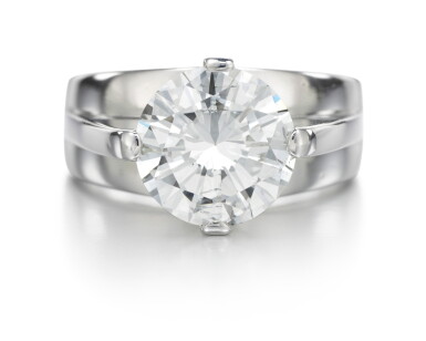 View full screen - View 1 of Lot 27. DIAMOND RING, KUTCHINSKY, 1982.