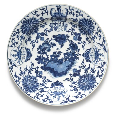 View full screen - View 1 of Lot 204. A large blue and white armorial dish for the Dutch market, Qing dynasty, Kangxi period.