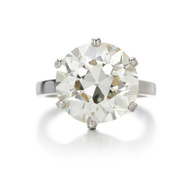 View full screen - View 1 of Lot 92. Diamond Ring.