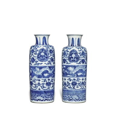 View full screen - View 1 of Lot 628. A pair of blue and white 'chilong' cylindrical vases, Qing dynasty, Kangxi period | 清康熙 青花螭龍紋筒瓶一對.