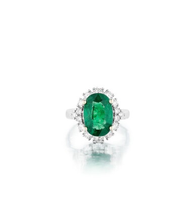 View full screen - View 1 of Lot 246. Bague tsavorite et diamants | Tsavorite and diamond ring.