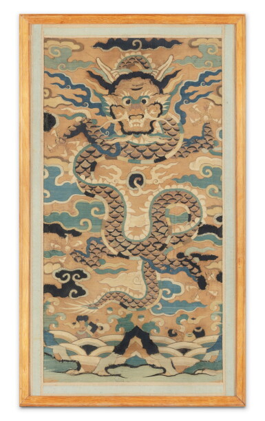 View full screen - View 1 of Lot 104. Panneau en Kesi encadré Dynastie Ming, XVIIE siècle | 明十七世紀 緙絲四爪龍紋掛屏 | A 'Dragon' kesi panel, Ming dynasty, 17th century.